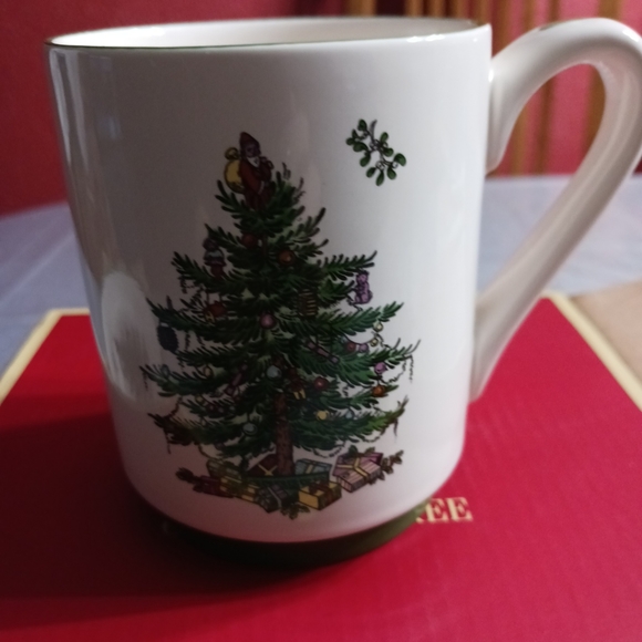 Spode Christmas mug and salad plate New in box serving of 4 tree design. - Picture 2 of 9